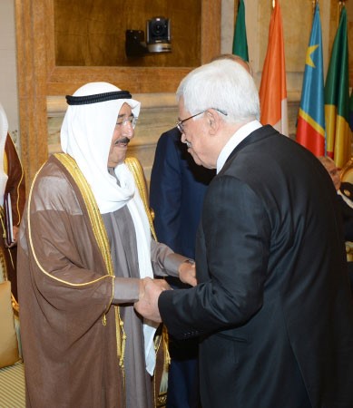 صاحب السمو الامير الشيخ صباح الاحمد مصافحا الرئيس محمود عباس﻿