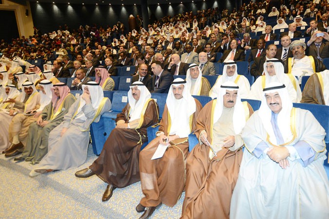 مرزوق الغانم وسمو الشيخ ناصر المحمد والشيخ جابر العبدالله والشيخ فيصل السعود والشيخ احمد الحمود
والشيخ خالد الجراح في مقدمة الحضور﻿