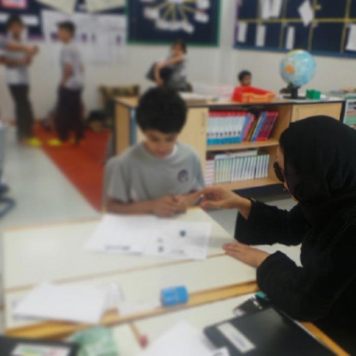 بالصور.. أثارت سخرية الجمهور .. شاهد ماذا ارتدت أحلام في مدرسة «ابنها»