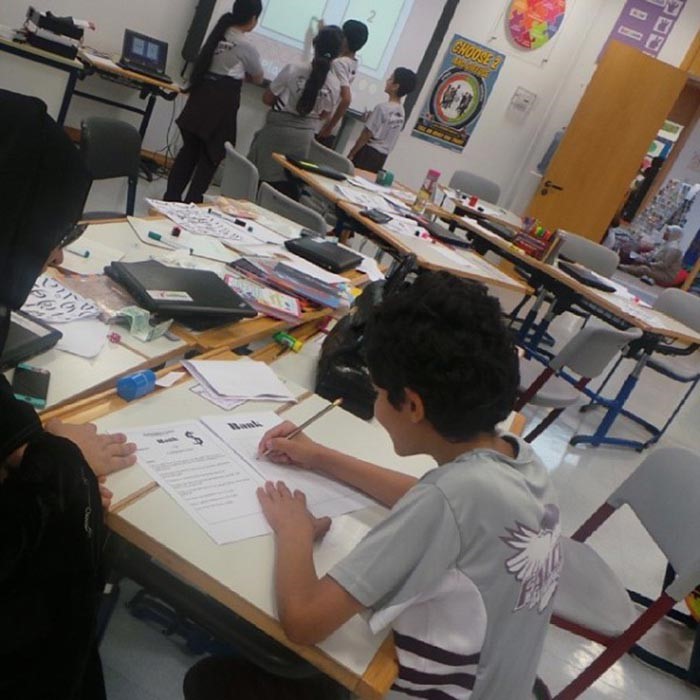 بالصور.. أثارت سخرية الجمهور .. شاهد ماذا ارتدت أحلام في مدرسة «ابنها»