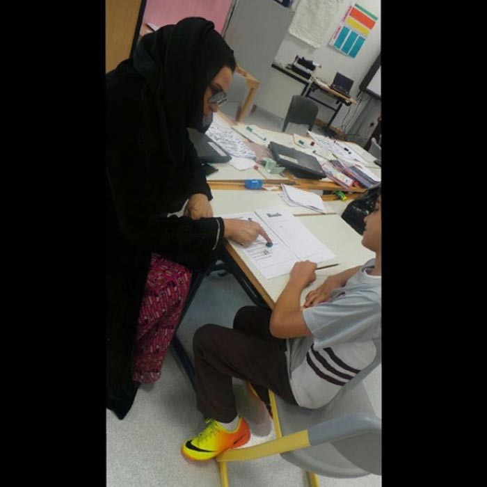 بالصور.. أثارت سخرية الجمهور .. شاهد ماذا ارتدت أحلام في مدرسة «ابنها»