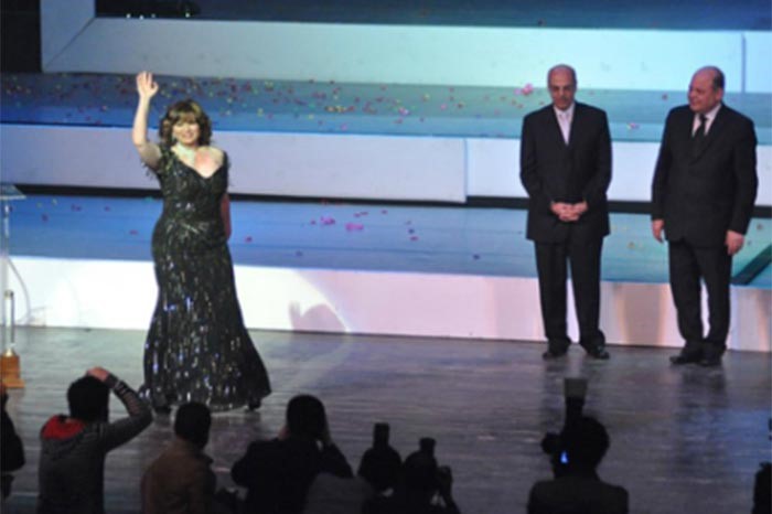 فستان ليلى علوي يخطف الأنظار في المهرجان القومي للسينما