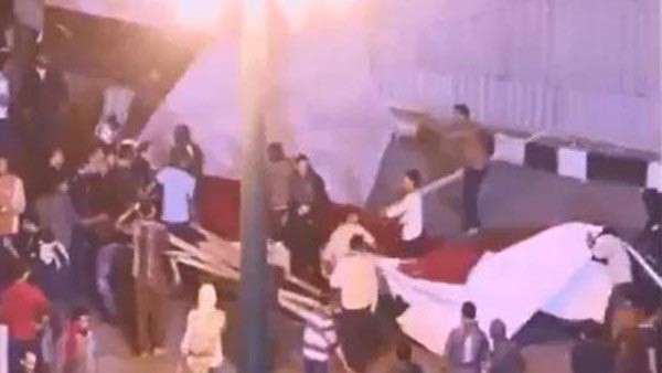 بالفيديو.. نشطاء يتداولون فيديو "حرق علم مصر" بميدان التحرير