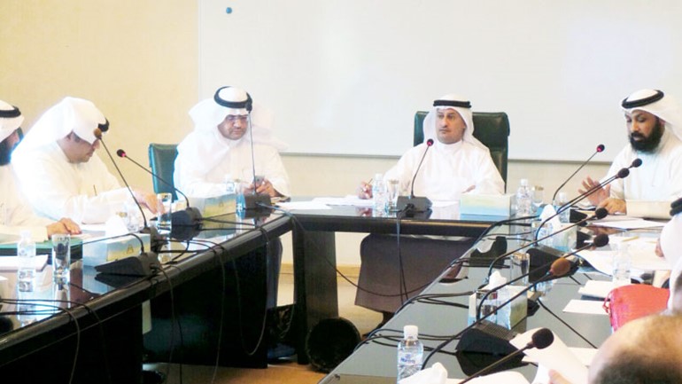 عادل الميع خلال ترؤسه اجتماع لجنة الاحمدي﻿