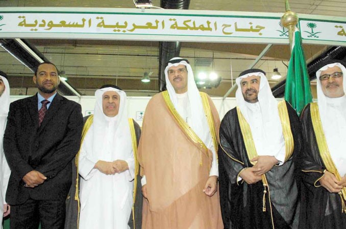 الوزير الحمود ودعبدالعزيز الفايز امام جناح السعودية في المعرض