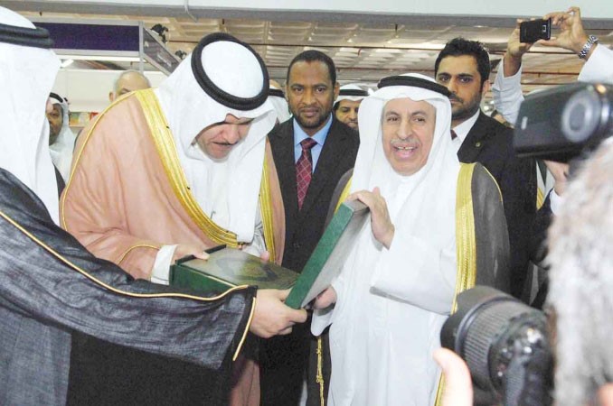 الحمود يهم بتقبيل مصحف اهداه له السفير السعودي اسامة ابوعطية