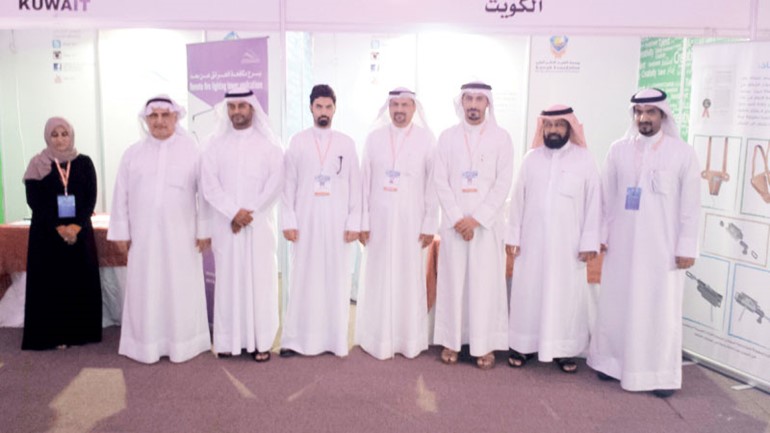 صورة جماعية للمخترعين الكويتيين خلال مشاركتهم في المعرض﻿