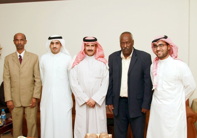 الشيخ مبارك الدعيج متوسطا العاملين في مكتب كونا بالرياض﻿