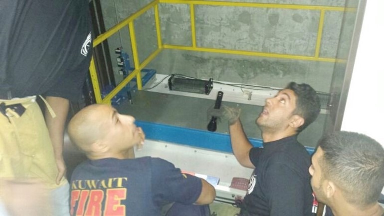 إخراج محتجزين من مصعد مجمع