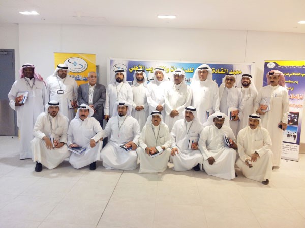 الفريق متقاعد مساعد الغوينم واللواء محمد السريع يتوسطان خريجي الدورة 