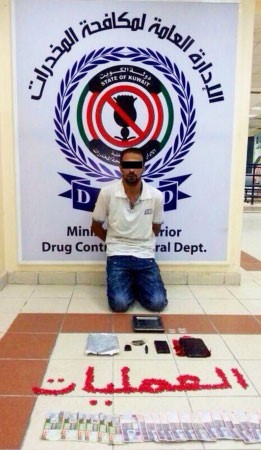 المتهم وامامه المضبوطات﻿