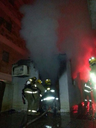 رجال الاطفاء اثناء مكافحة الحريق