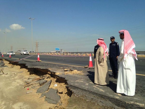 الشيخ دابراهيم الدعيج متفقدا احد الشوارع التي انهار جزء منها جراء الامطار
