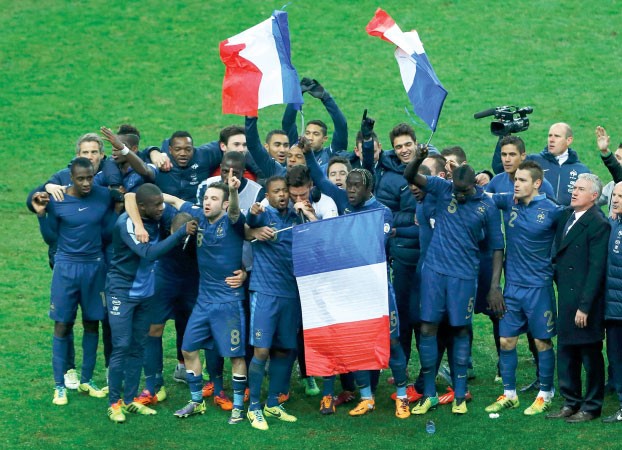 فرحة لاعبي فرنسا بالفوز على اوكرانيا بثلاثية نظيفة والتاهل لنهائيات كاس العالم 	رويترز﻿