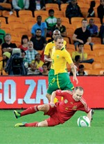 لاعب اسبانيا انييستا تعثر مع منتخب بلاده امام اولاد جنوب افريقيا افب
