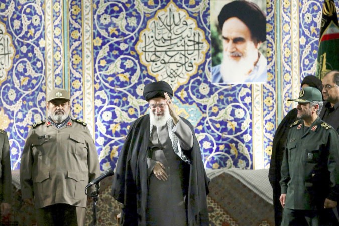 السيد علي خامنئي خلال لقائه بعناصر الباسيج في طهران امس رويترز