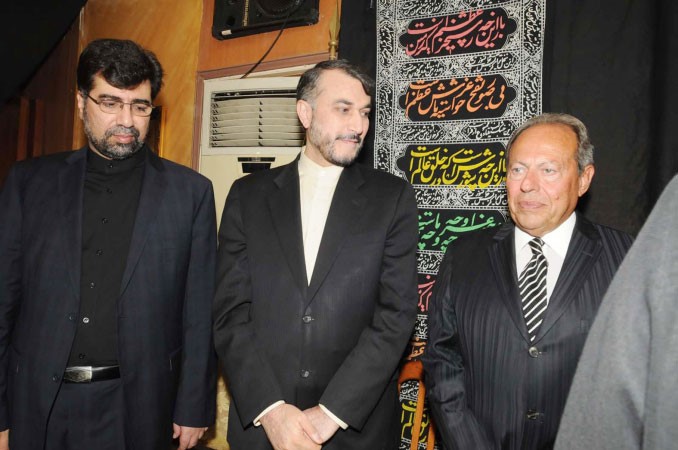 السفير الايراني غضنفر ركن ابادي والرئيس السابق اميل لحود ومسؤول ايراني يتقبلون التعازي في السفارة الايرانية في بيروت امس محمود الطويل
