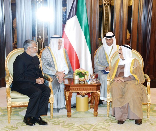  صاحب السمو الامير الشيخ صباح الاحمد مستقبلا السفير الهندي ساتيش ميهتا﻿