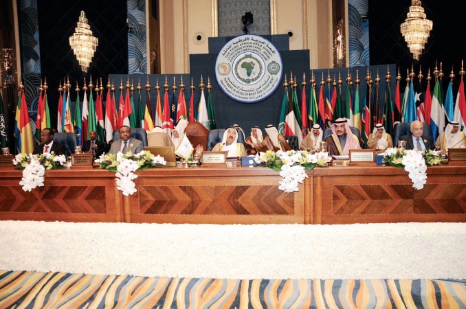 صاحب السمو الامير الشيخ صباح الاحمد مترئسا الجلسة الختامية للقمة بحضور الشيخ صباح الخالد ورئيس وزراء اثيوبيا ونبيل العربي

