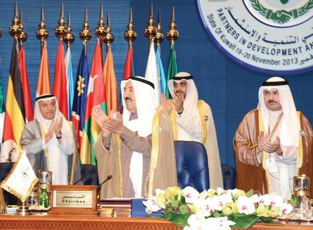 صاحب السمو الامير الشيخ صباح الاحمد محييا الرؤساء والقادة وممثلي الدول المشاركة في ختام القمة ويبدو الشيخ خالد العبدالله والشيخ محمد العبدالله ومحمد ابو الحسن