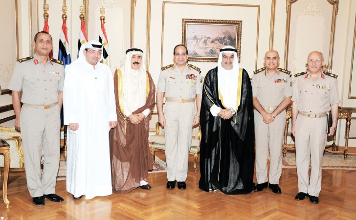 الفريق اول عبدالفتاح السيسي والفريق صدقي صبحي مع رئيس التحرير الزميل يوسف خالد المرزوق والزميلين احمد الجارالله واحمد اسماعيل بهبهاني واللواء محمد العصار خلال اللقاء في مقر وزارة الدفاع المصرية