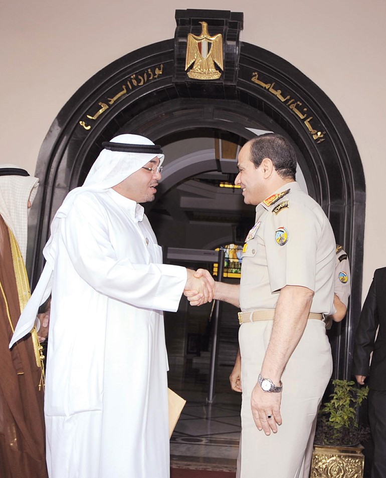الفريق اول عبدالفتاح السيسي مصافحا رئيس التحرير الزميل يوسف خالد المرزوق