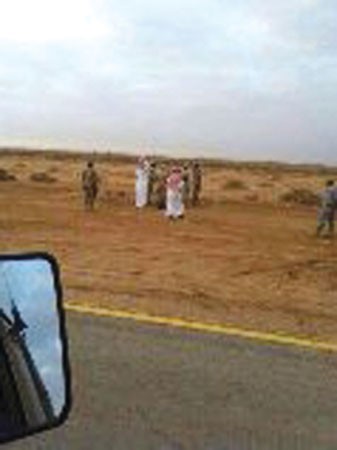 معاينة موقع سقوط احدى القذائف في الاراضي الكويتية﻿