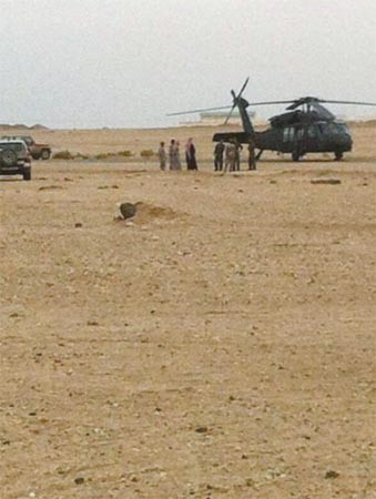 معاينة سعودية لموقع سقوط القذيفة قرب مركز العوجا﻿