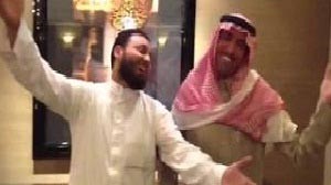 بالفيديو ..فايز المالكي  يحقق أمنية شاب عبر تويتر ويخطب له ابنة عمه !