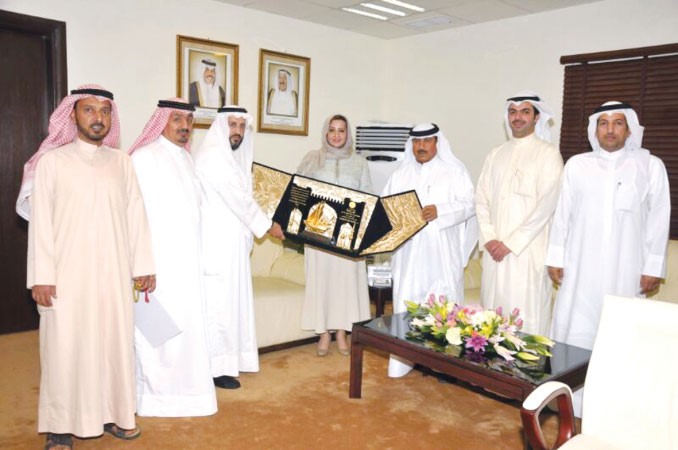 ذكرى الرشيدي تتلقى درعا تذكارية من عوض الدماك بحضور اعضاء الاتحاد