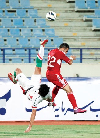 لاعب لبنان محمد غدار في كرة قوية مع الايراني رضا حاجيجي رويترز