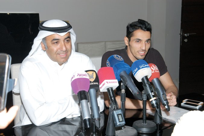 الحساوي يوضح موقفه والى جانبه حارس المرمىخالدالرشيدي 	قاسم باشا﻿
