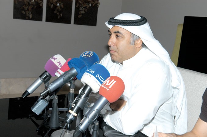 رئيس نادي نوتنغهام فورست فواز الحساوي يتحدث في المؤتمر الصحافي ﻿