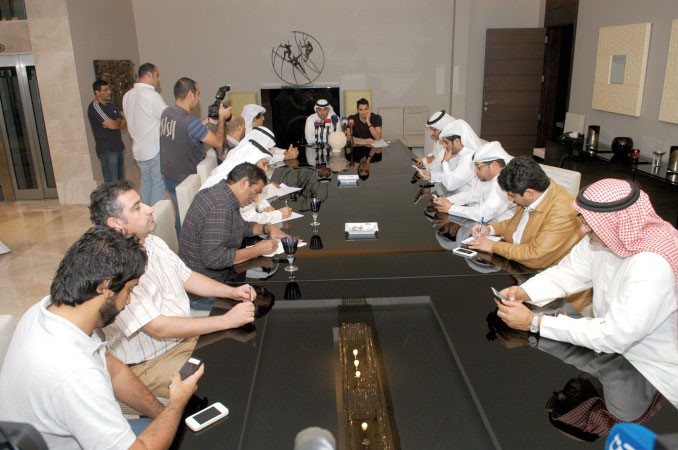 الحساوي يتحدث بحضور رجال الاعلام ومراسلي المحطات الفضائية ﻿
