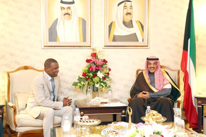 الشيخ صباح الخالد اثناء لقائه وزير العلاقات الخارجية والتعاون في جمهورية القمر المتحدة دالعارف سيد حسن ﻿