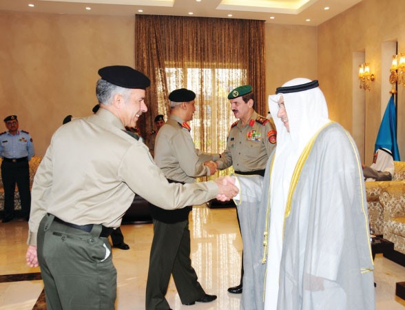 كبار الضباط يصافحون نائب رئيس الوزراء ووزير الدفاع الشيخ خالد الجراح