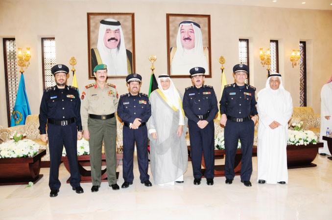 الشيخ خالد الجراح والفريق الركن عبدالرحمن العثمان مع اللواء يوسف الانصاري وقيادات الاطفاء