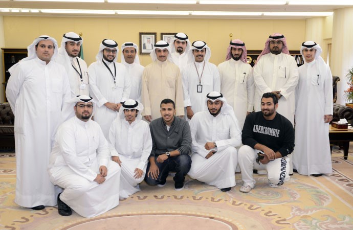 الغانم مستقبلا طلبة النادي السياسي