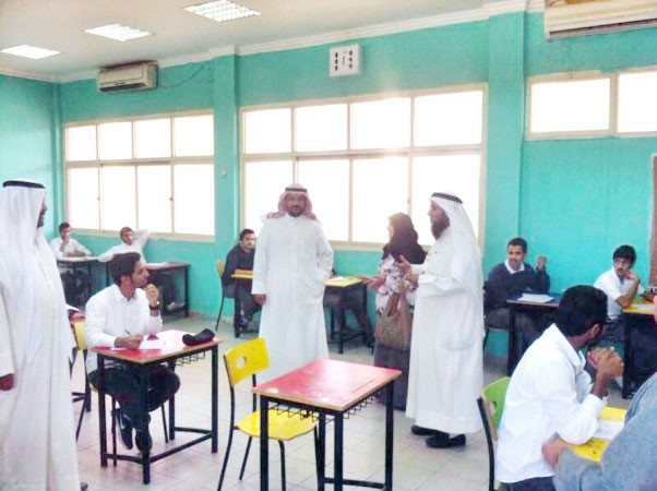دخالد الرشيد وبدرية الخالدي خلال الجولة في ثانوية ابن العميد بنين