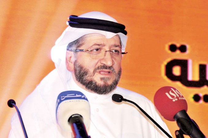 عبدالعزيز فخرو متحدثا في الملتقى 