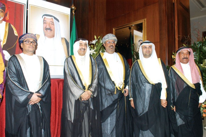 جاسم الخرافي ودنايف الحجرف يقدمان التهاني الى القائم بالاعمال العماني