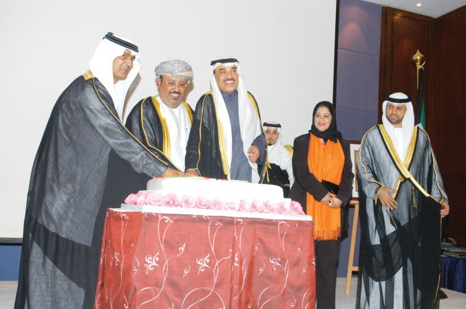 الشيخ صباح الخالد مشاركا احمد بن مبارك باسلوم قطع كعكة الاحتفال قاسم باشا