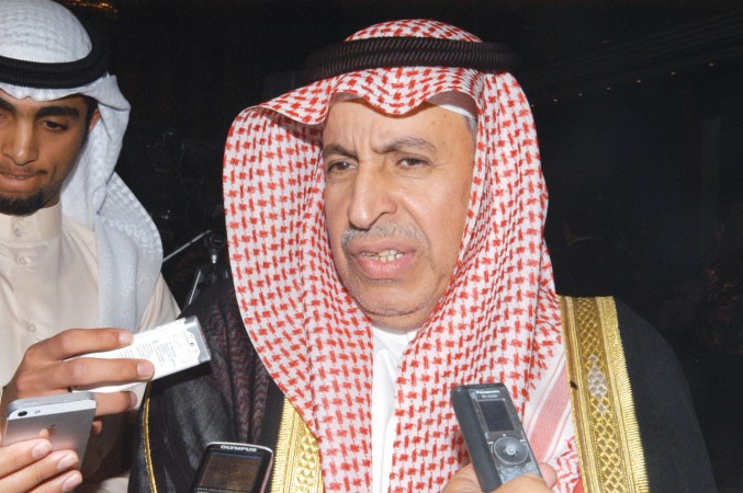 دعبدالعزيز الفايز متحدثا الى الصحافيين