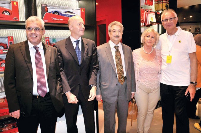 نعيم ابوشنب متوسطا ضيوفه