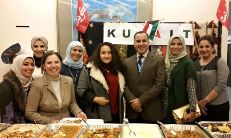 السفير جمال الغنيم مع المشاركين في السوق الخيري ﻿