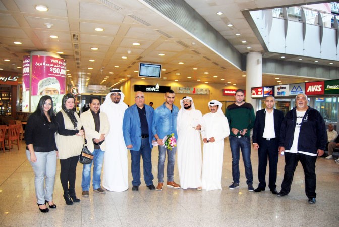 السباح العالمي سيد الباروكي مع مستقبليه في المطار