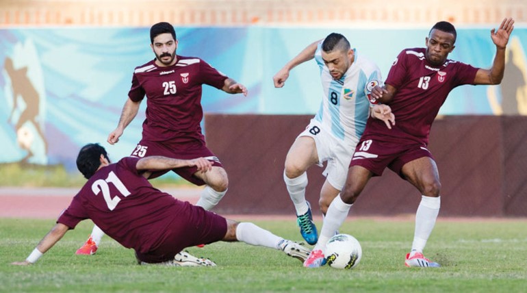 الاردني عدي الصيفي محاصرا بين لاعبي النصر فيصل العنزي وعادل حمود الازرقكوم