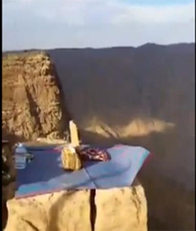 بالفيديو.. سعودي يتناول غداء العمر على حافة جبل شاهق في عسير!