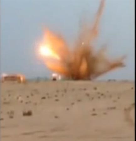 بالفيديو .. لحظة انفجار لغم بالقرب من احد مخيمات النويصيب بعدما كشفته السيول!