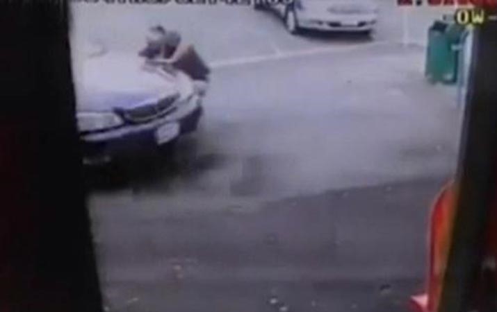بالفيديو.. انه جنون الحب.. سيدة تدهس صديقها مراراً بسبب قراره الانفصال عنها 